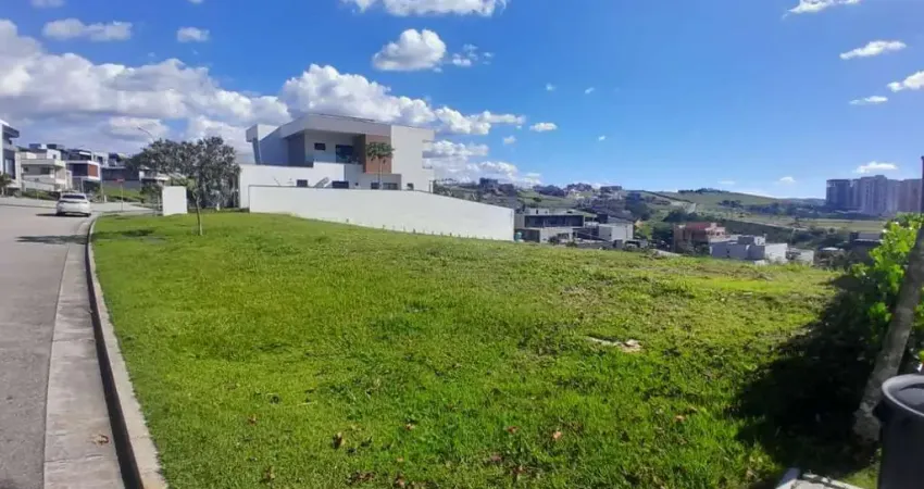 Terreno no condominio alphaville 1 - urbanova com 502  m2 em declive