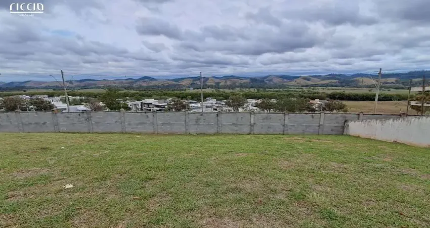 Tereno no condomínio alphaville 2 - urbanova - em declive com vista definitiva para as montanhas