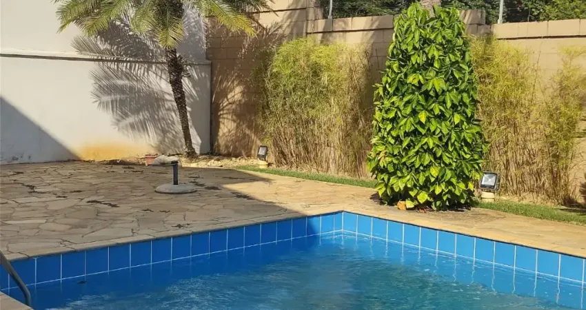 Oportunidade: casa maravilhosa, 4 suítes, cond. fechado, piscina, área gourmet.