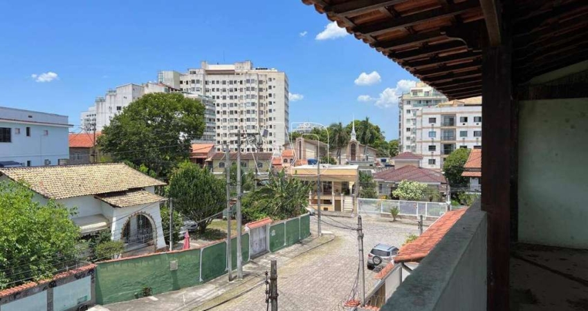 Casa à venda em Itaboraí, Centro, com 10 quartos, 700m²