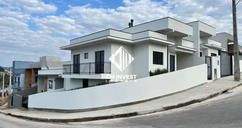 Casa de Esquina com 3 Quartos, Suíte e Quintal - 104m² Construídos por  R$749.999.90
