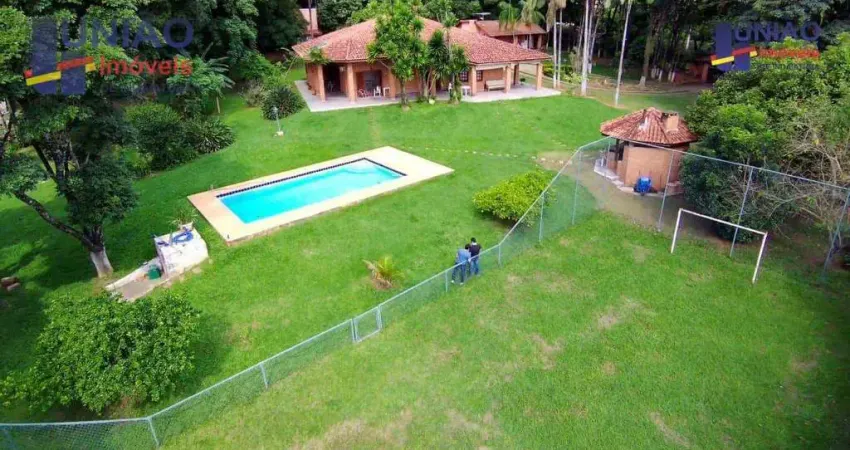 Chácara com 5.000m² em indaiatuba, com casa principal com 04 dormitórios e casa de caseiro, rodeado por muita área verde.