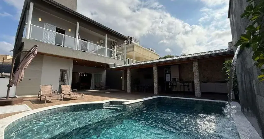 Sobrado com 5 quartos, Canto do Forte, Praia Grande - R$ 4.98 mi