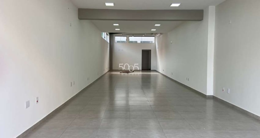 Imóvel comercial disponível para locação no Centro com 114m2 de área útil com salão, 2 banheiros.