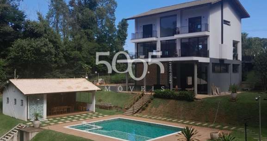 Casa de condomínio para locação com 4 quartos, sendo 2 suítes, e 3 salas amplas e arejadas, com 680m2 de construção em um terreno de 5000m2