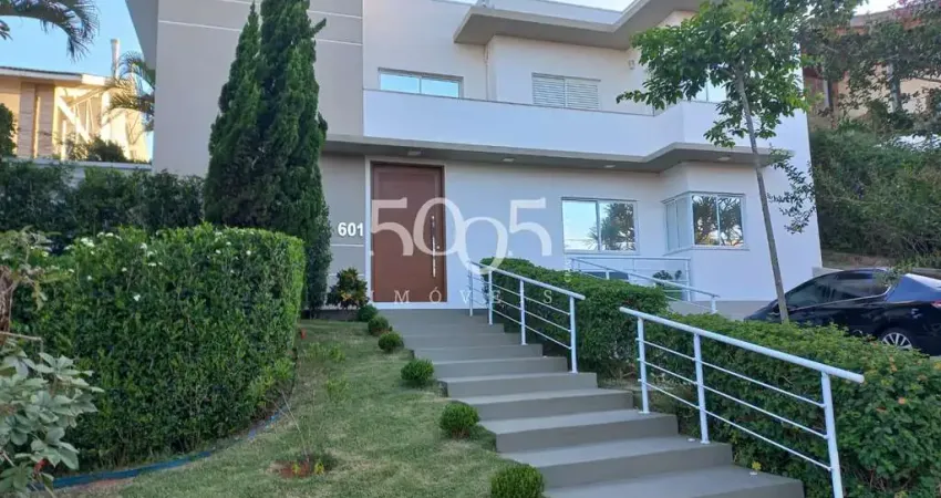 Casa à venda e locação no Condomínio Campos de Santo Antonio com 300m² de área construída e 800m² de área total.
