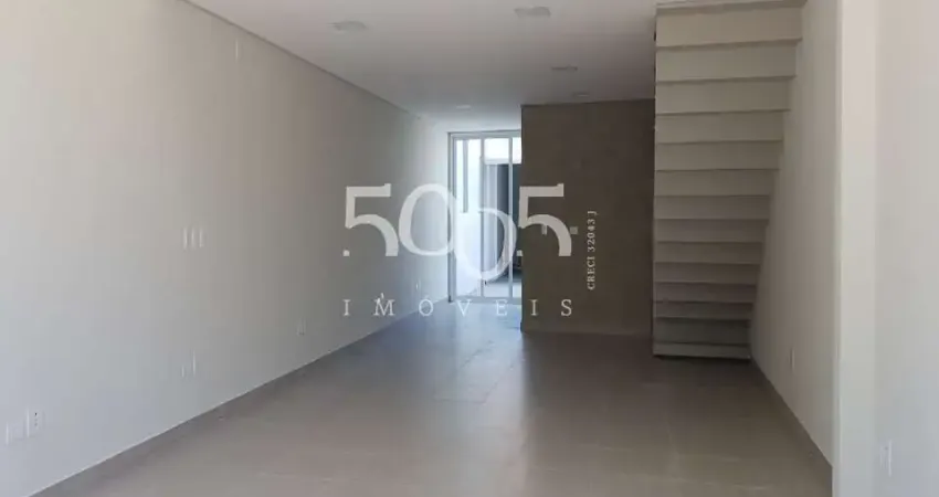 Imóvel comercial disponível para locação no centro com 158m2 de área total, 2 banheiros, cozinha, mezanino, área de luz e porta automática.