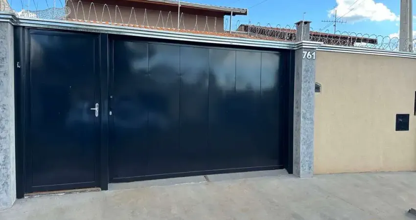 Casa com dois dormitórios sendo uma suíte sala cozinha varanda dois banheiros lavanderia