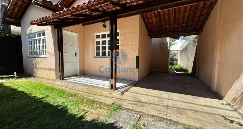 Casa linear com quintal | 2 quartos | cozinha com armários | 2 vagas de garagem em colina de laranjeiras
