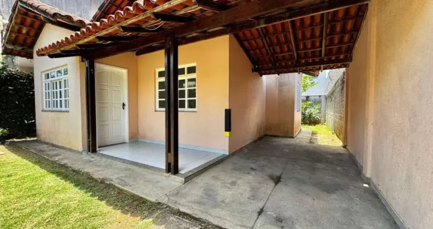 Casa linear com quintal | 2 quartos | cozinha com armários | 2 vagas de garagem em colina de laranjeiras