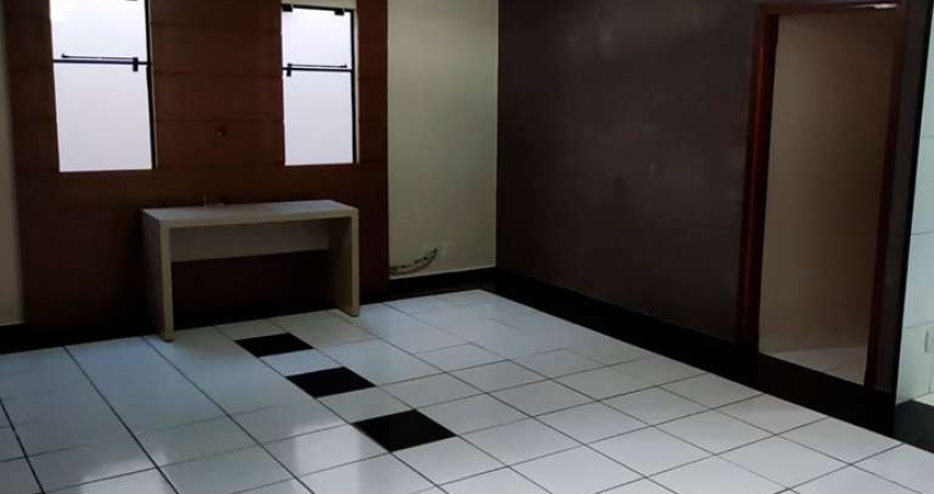 Casa à Venda em Mogi Guaçu: 3 Dormitórios, 332m² por R$800k