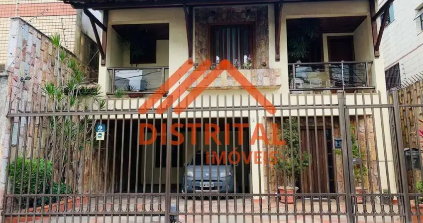 Casa com área total de 200m², varanda, 3 salas.