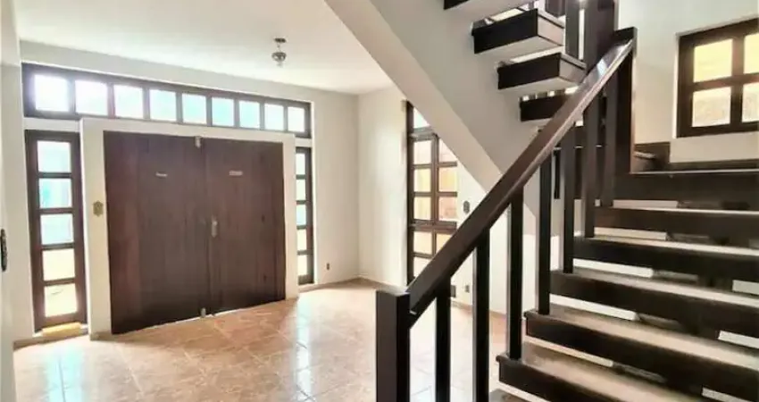 Casa a venda com dois pavimentos 03 quartos 03 vagas.
