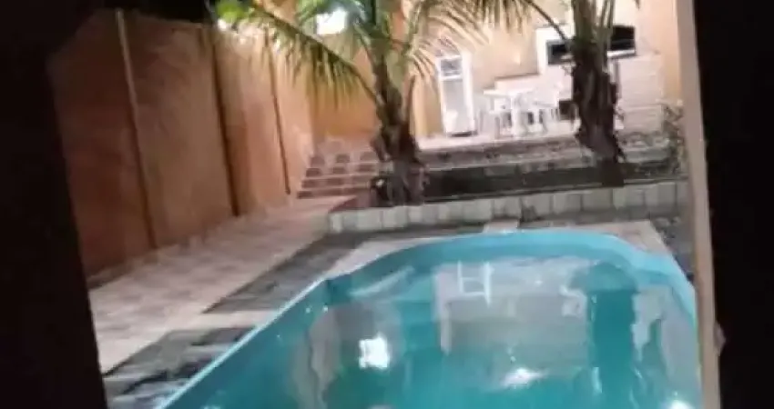 Casa com area de lazer  - Prolongamento do Medeiros