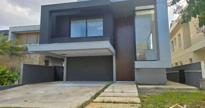 Bela Casa em condomínio com 4 suítes, 1 Master e 535m².