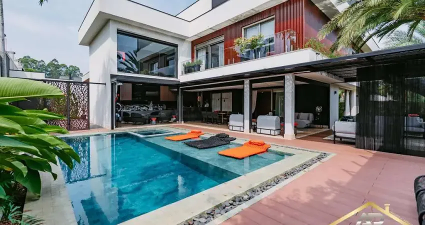 Belíssima Casa em Condomínio, com 6 Sts, 6 Vagas, Tamboré - SP