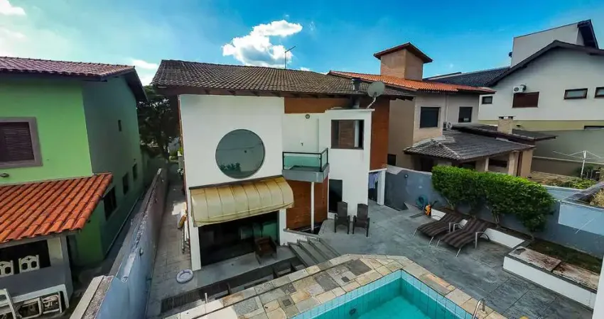 Linda Casa com 4 dorms, 2 Sts, 4 Vagas com 360m² - Alphaville - SP.