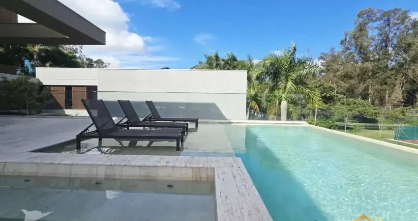 Residência de Luxo com 950m² em Alphaville sendo 5 Suítes - 8 Vagas.