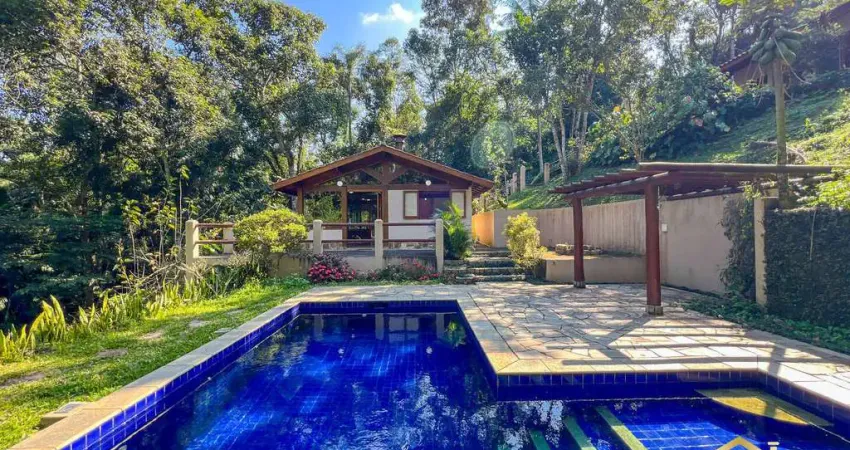 Bela casa em Cond. de 260m² com 3 Quartos, 1 Suíte e 5 Vagas em Cotia - SP.