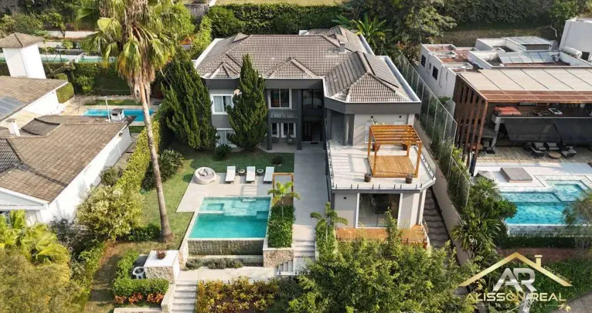 Mansão exclusiva: 1250m², 5 suítes, piscina, jardim e arquitetura moderna.