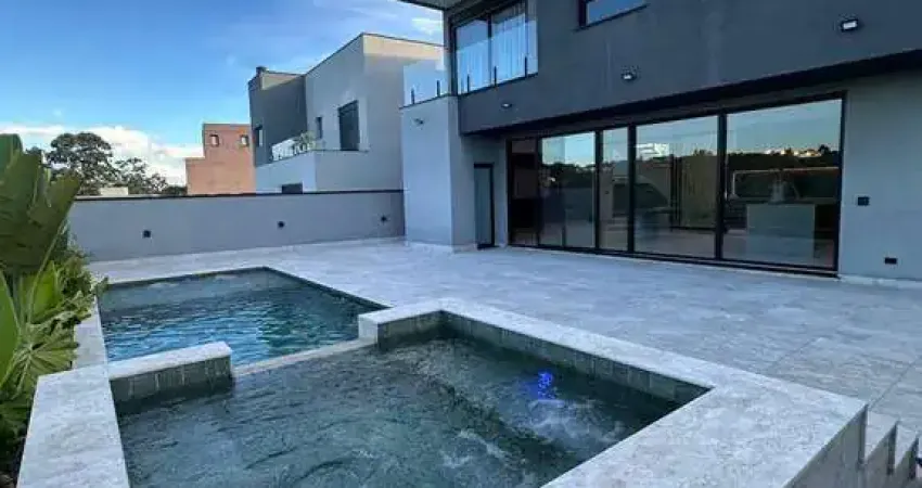 Belíssima casa na granja, 423m², com 4 suítes e moveis planejados.