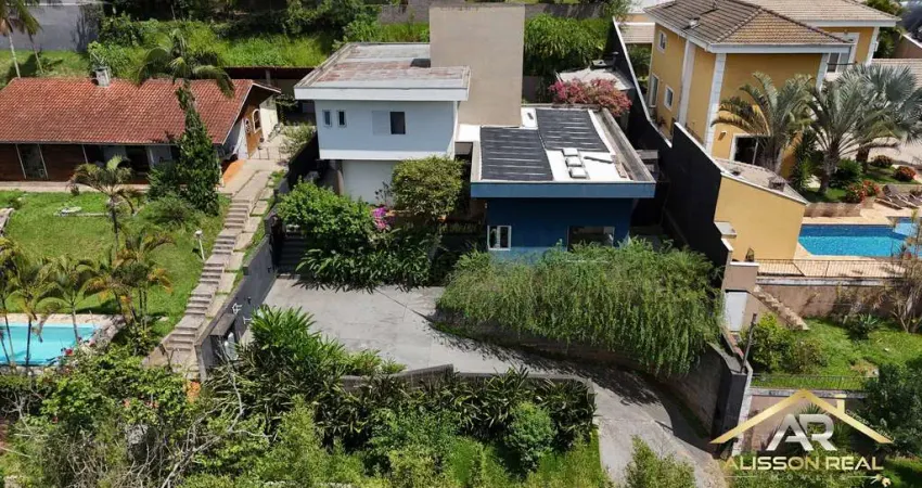 Linda casa em condomínio, com 3 sts, sala ampla, 682,50m² - jandira - sp.