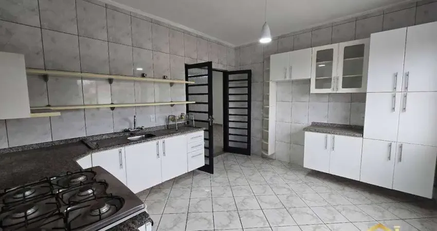 Casa de esquina com 3 andares – ampla, versátil e ideal para a sua empresa.