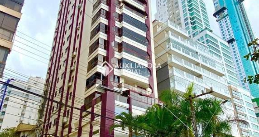 Apartamento com 3 quartos para alugar na Avenida Atlântica, 840, Centro, Balneário Camboriú