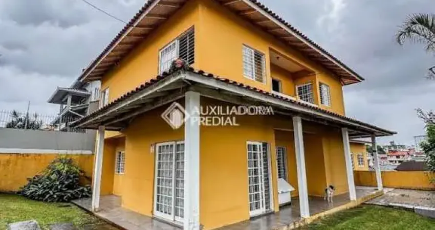 Casa com 4 quartos para alugar na Rua Professora Cremilde de Oliveira, 192, Jardim Atlântico, Florianópolis
