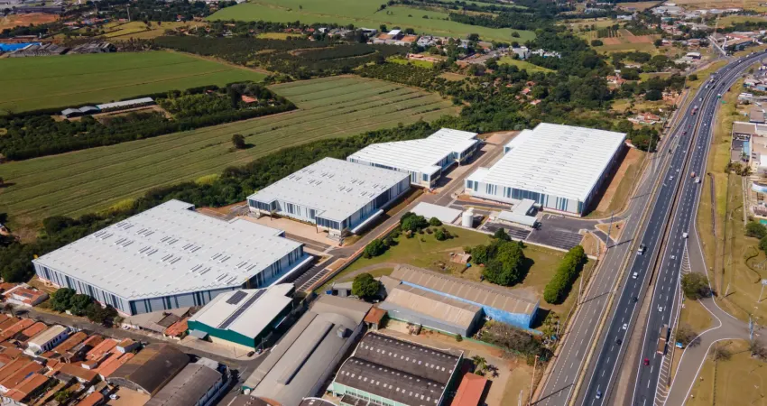 Exelente galpão com uma área de armazenamento de 4358m² com possibilidade de podendo chegar a 15.564m² de área de armazenamento e 16.043m² de área total.