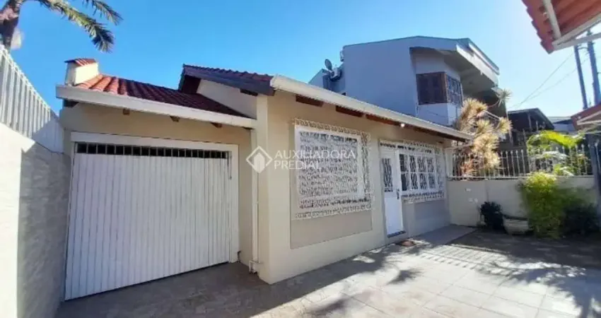 Casa com 2 quartos para alugar na Rua General João de Deus Martins, 71, Passo da Areia, Porto Alegre