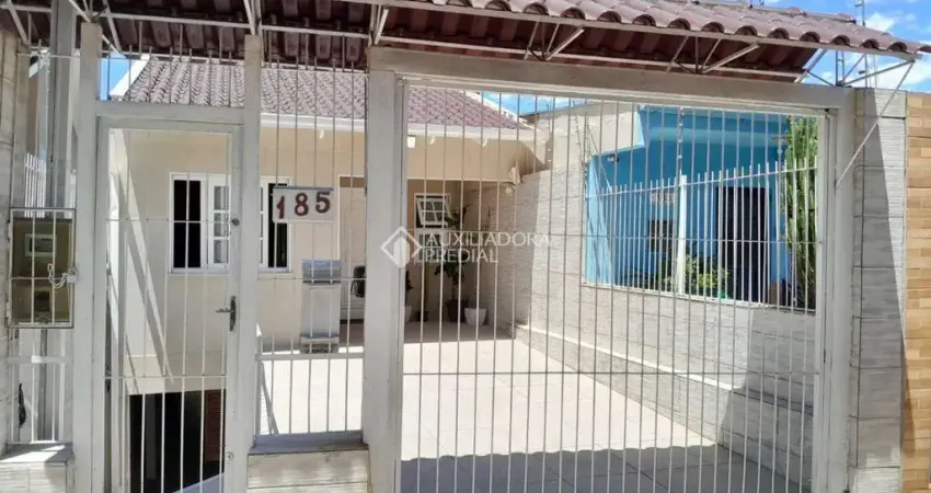 Casa com 2 quartos para alugar na Rua Felizardo de Farias, 185, Medianeira, Porto Alegre