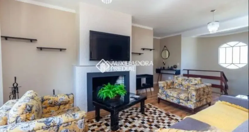 Casa em condomínio fechado com 4 quartos para alugar na Rua Criciúma, 115, Guarujá, Porto Alegre