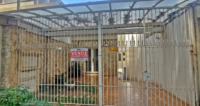 Sobrado à venda em rua arborizada na vila romana, com 180 m² ac, 3 dormitórios, 5 vagas e quintal amplo