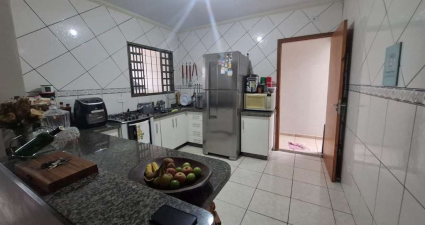 Casa com 3 quartos à venda na Rua José Pereira da Costa, 642 B, Vila Marumby, Maringá