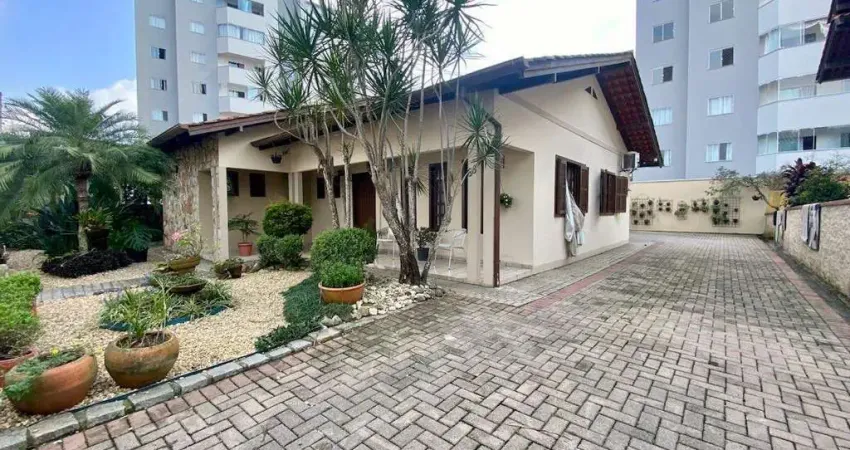 Casa à venda com 3 quartos sendo 1 suíte no bairro Santa Terezinha