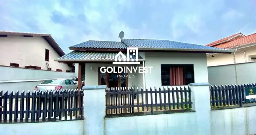 Casa solta com 3 dormitórios sendo 1 suíte com galpão atrás para fins comercias no Limoeiro.
