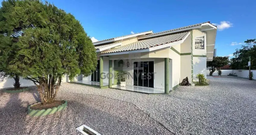 Casa no Bairro Rio Branco com 155 m², possui 3 quartos sendo 1 suíte com banheira, 2 vagas de garagem, área de festas, amplo espaço de terreno.