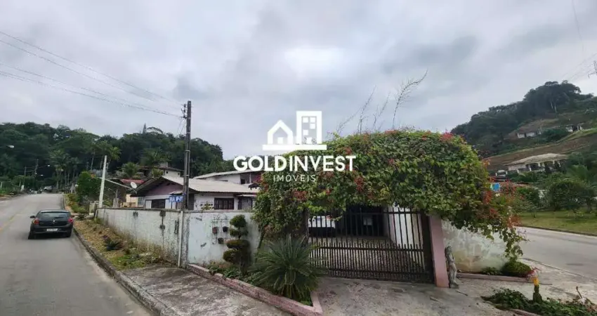 Residência Espaçosa com Área de Festas e Galpão Multifuncional