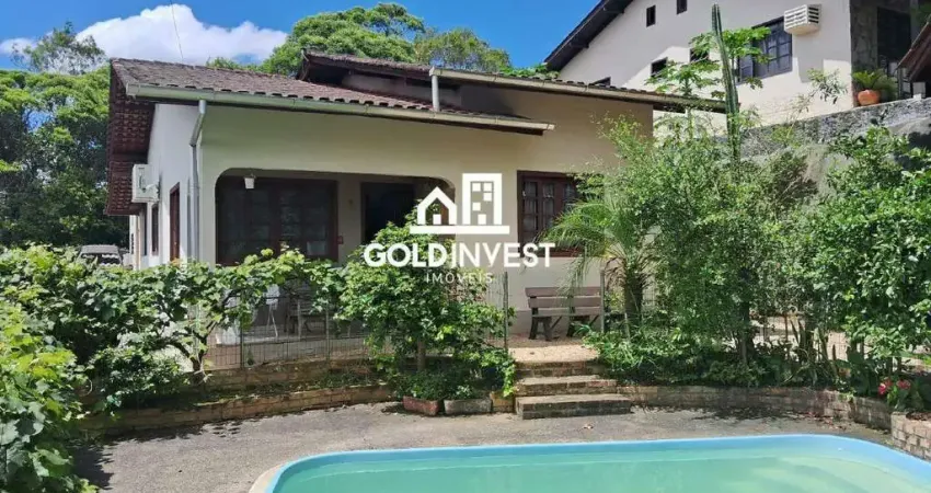 Casa com piscina no bairro souza cruz a poucos minutos do centro .