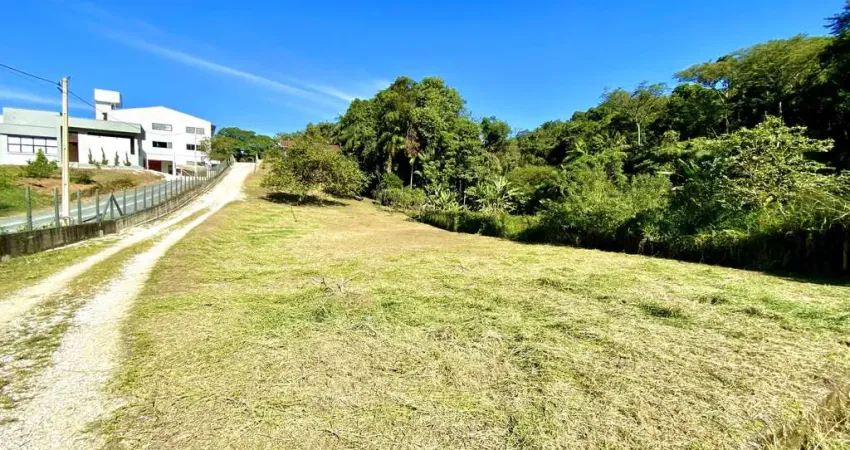 Terreno com mais de 5 mil m² no Bairro Guarani, rua geral, 3,5 km do Centro de Brusque