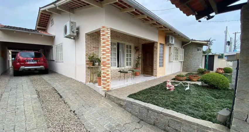Casa com 3 quartos sendo 1 suite para venda no centro de Brusque