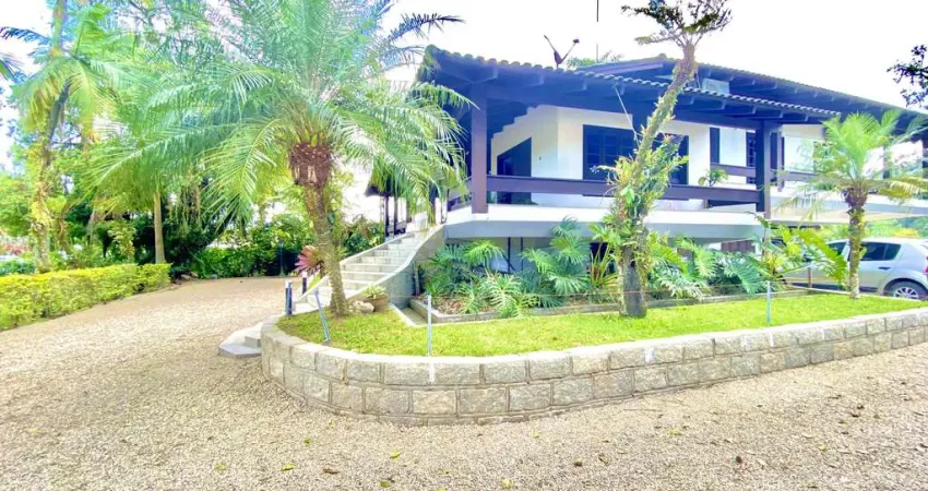 Casa de Alto Padrão semi mobiliada a 16 minutos do Centro de Brusque com 231,64 m² e terreno com 2.584 m² com 4 quartos sendo 1 suíte com piscina, sal