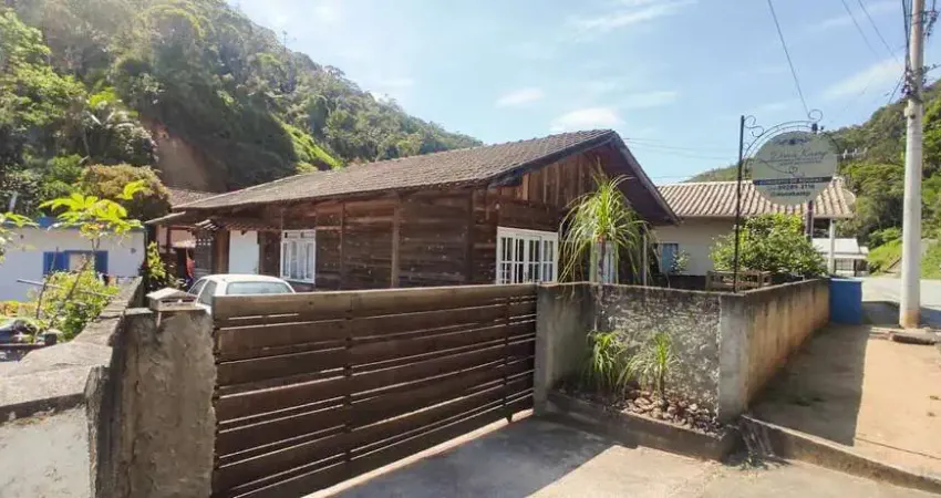 Casa de madeira com 3 quartos| Bairro Cedrinho