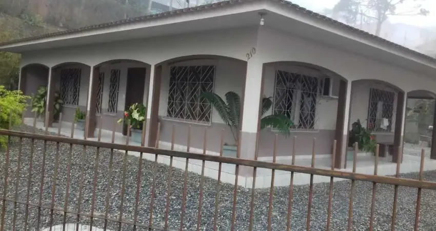 Casa com 5 quartos (sendo 2 suítes) e um amplo terreno localizado n o bairro Nova Brasília