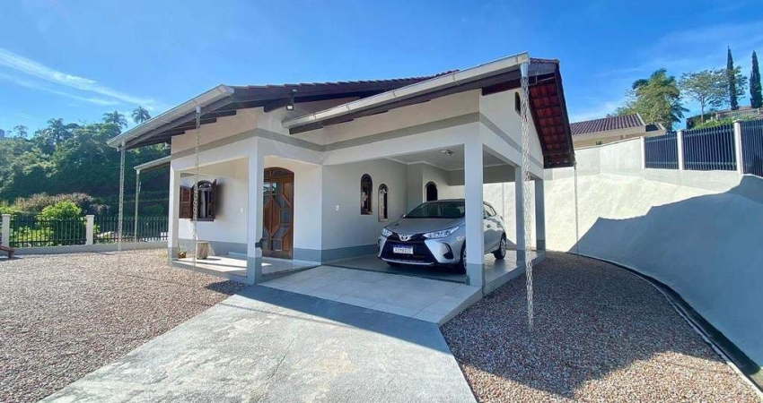 Casa solta com amplo espaço de terreno no bairro Souza Cruz
