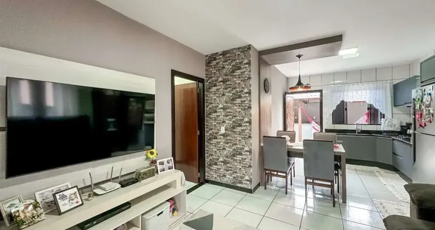 Casa de três quartos com piscina e área de festas e três vagas de garagem, localizada a apenas quinze minutos do coração da cidade.