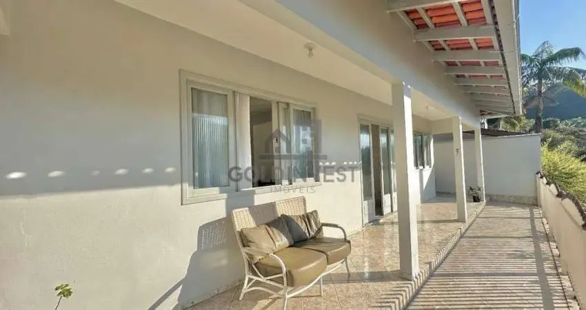 Casa Aconchegante com 3 Dormitórios, Varanda e Terreno Grande – Perto do Centro