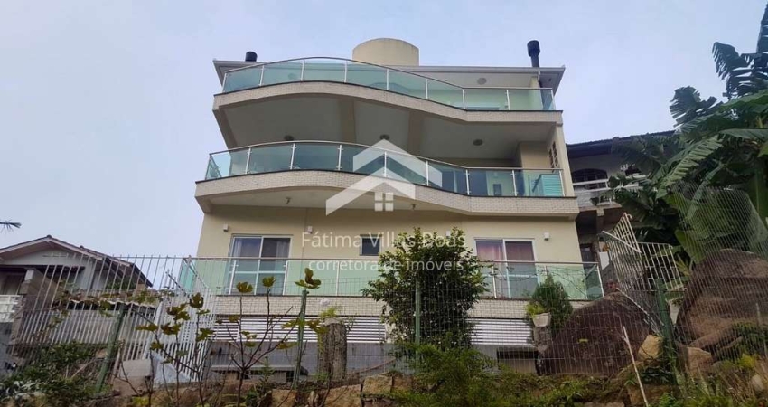 Casa à Venda com Vista Permanente para o Mar - Saco Grande, Florianópolis