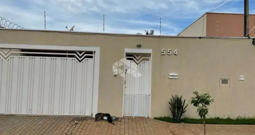 VENDE-SE CASA NO JARDIM OURO BRANCO COM 3 DORMITORIOS,1SUITE.